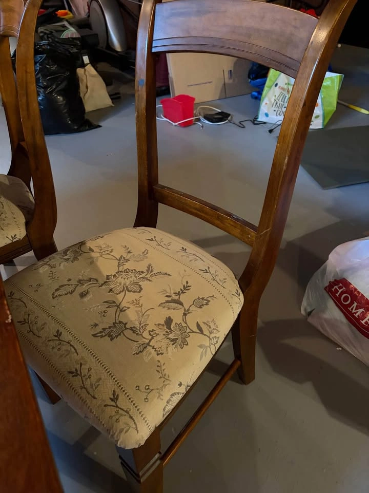 Wooden Dining Table + 4 Chairs - photo 5