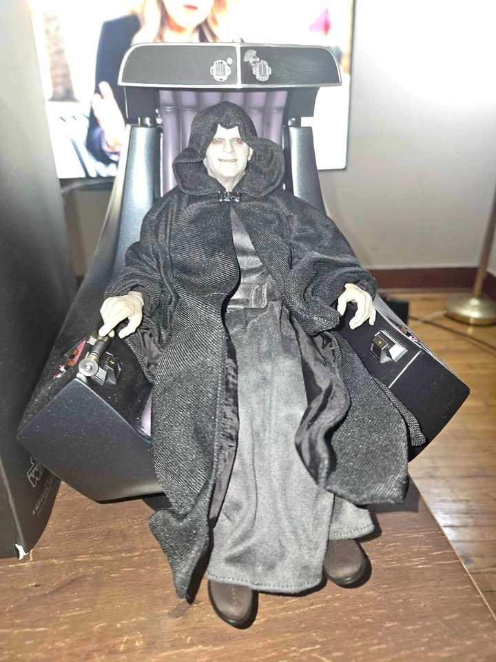 Hot Toys Deluxe Emperor Palpatine with Throne