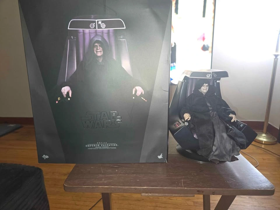 Hot Toys Deluxe Emperor Palpatine with Throne - photo 2