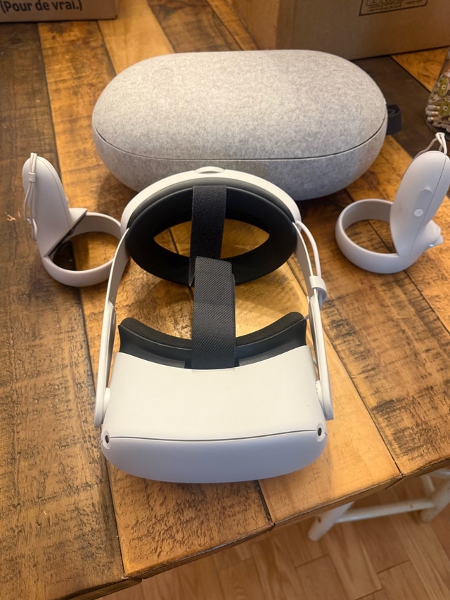 Oculus Quest 2 W/ battery pack & carrying case. - photo 2