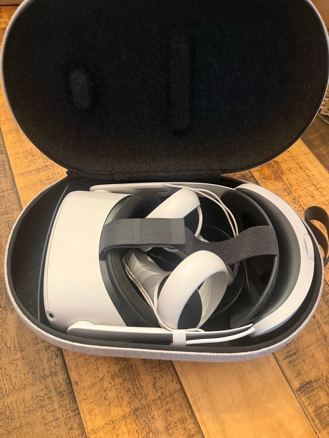 Oculus Quest 2 W/ battery pack & carrying case. - photo 3