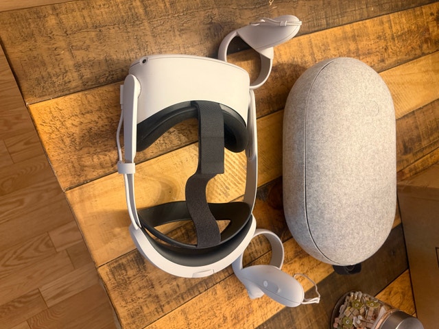 Oculus Quest 2 W/ battery pack & carrying case. - photo 4