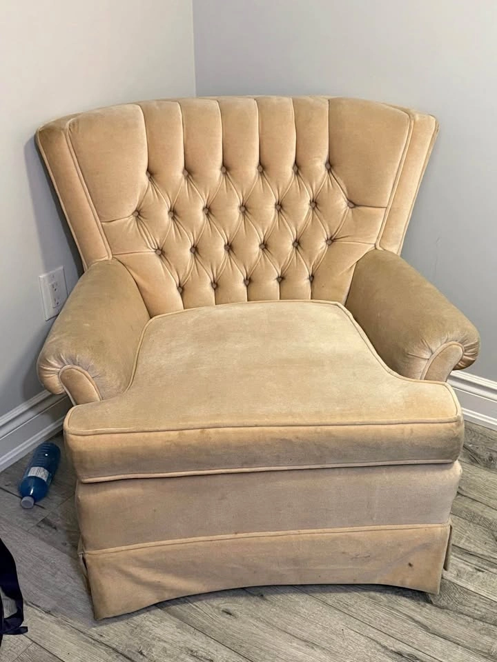 Vintage Tufted Velour Armchair – Ultra Comfortable