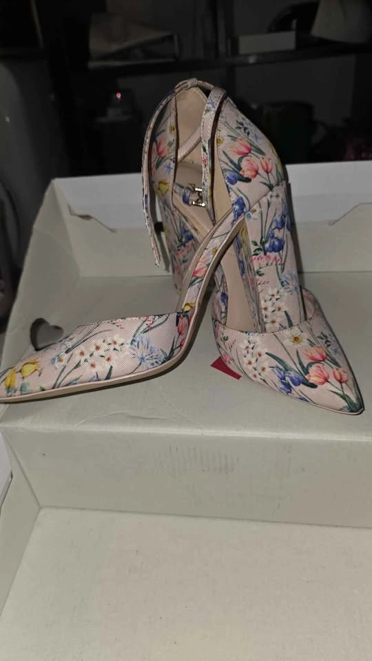 Beautiful Size 7.5 - 8 Shoes - photo 2