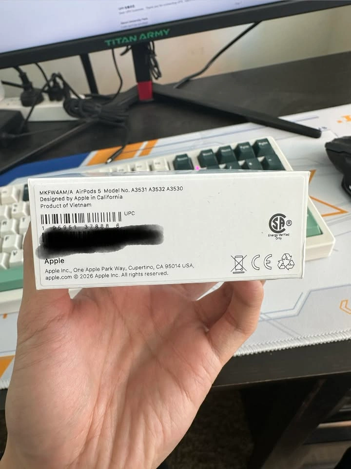 Brand new, factory-sealed Apple AirPods 5 - photo 2
