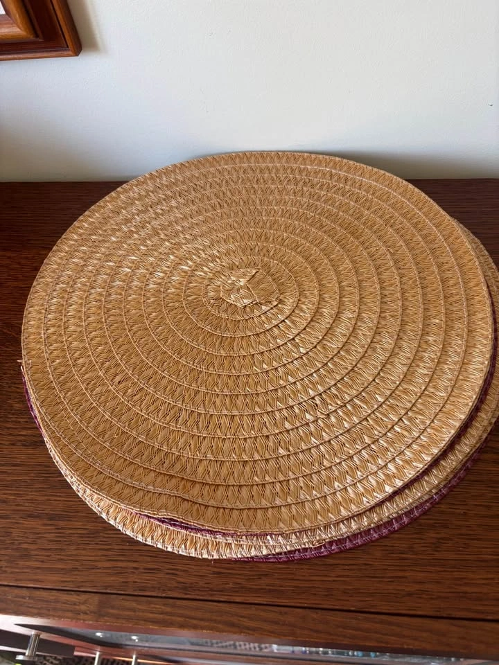 Woven Spiral Round Placemats Natural Tan and Burgundy Set of 6 - photo 2