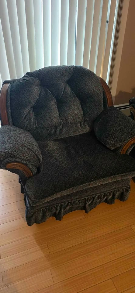 Matching couch & easy chair - photo 3