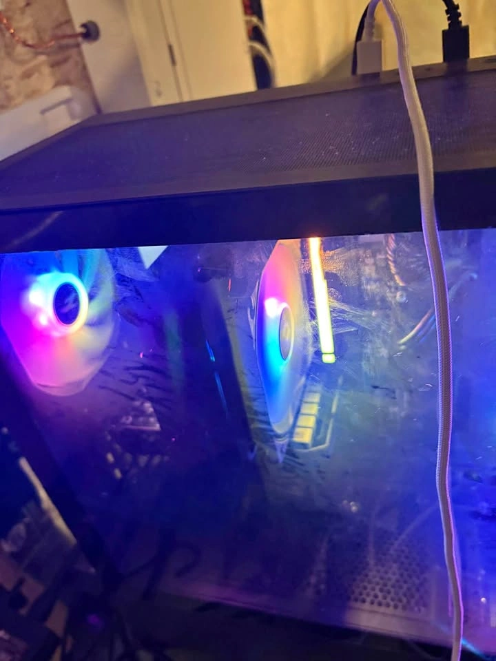Gaming PC, Keyboard, Mouse, Microphone, Elgato Card, Mouse Pad