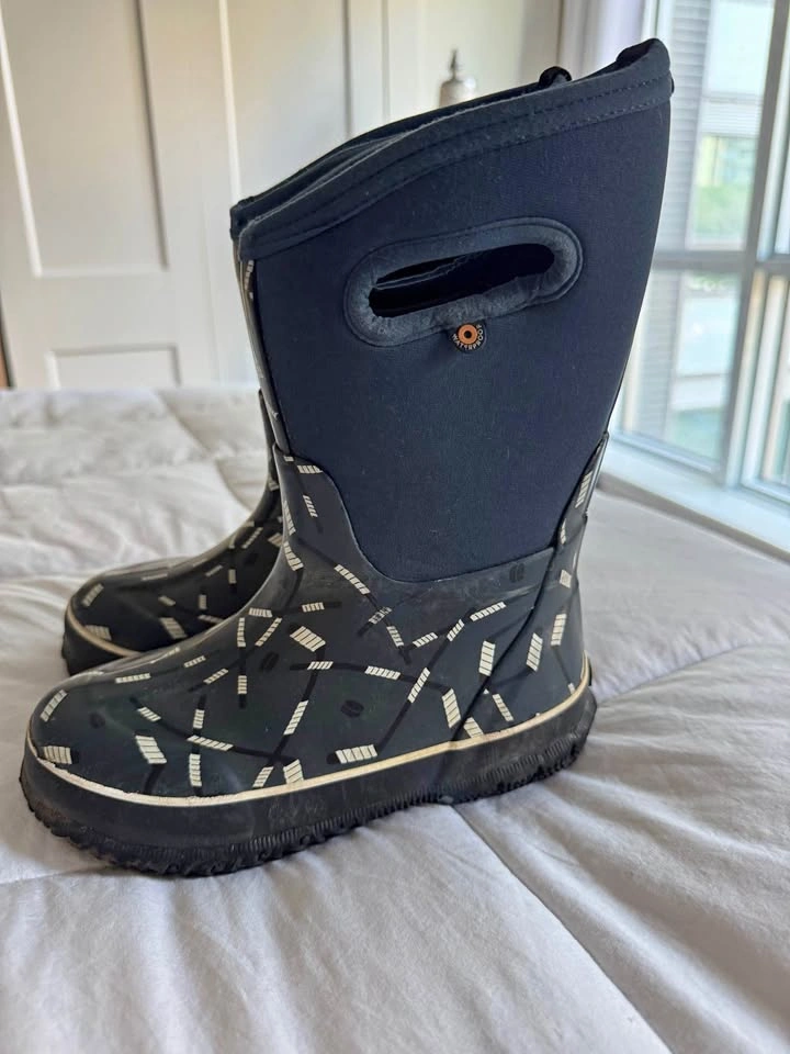 Kids Size 1 BOGS Winter Boots Rated for -30 Weather