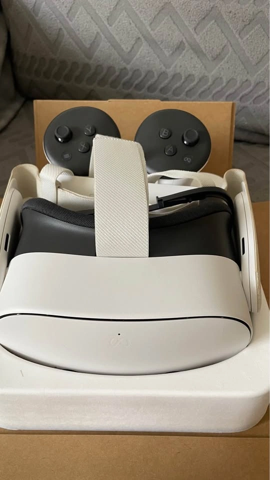 Meta Quest 3S 256GB VR Headset with Kiwi Head Strap and Case - photo 4