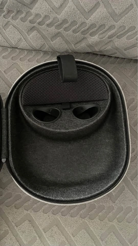 Meta Quest 3S 256GB VR Headset with Kiwi Head Strap and Case - photo 5