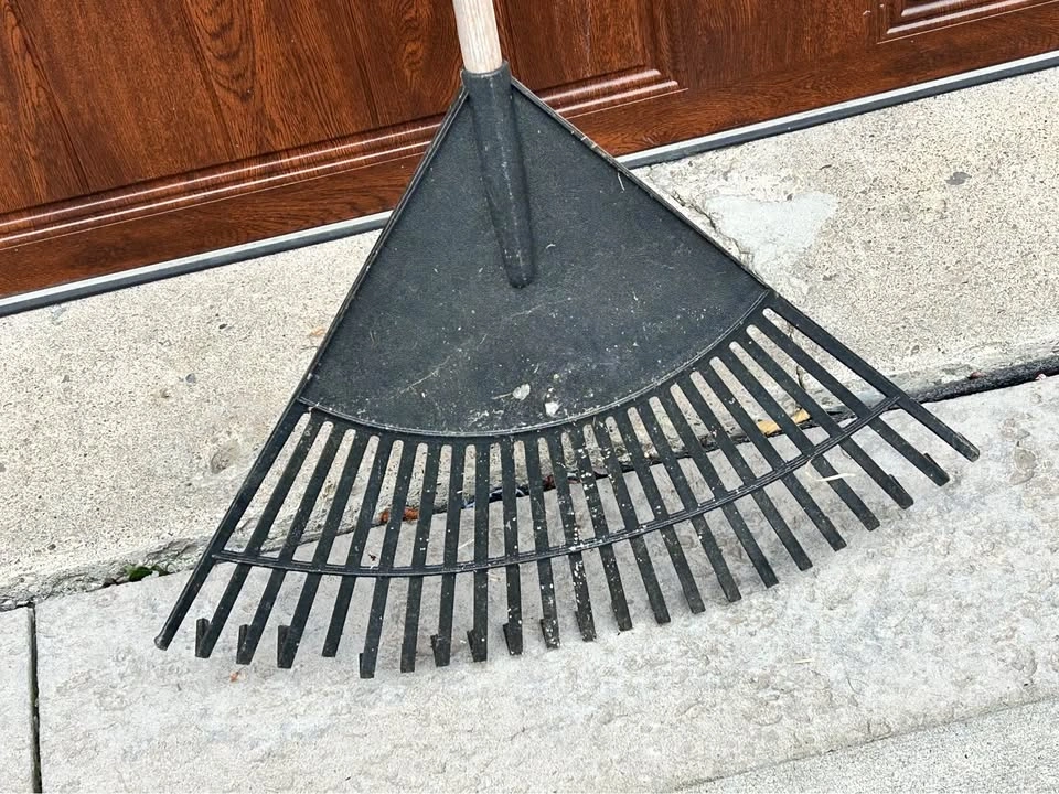Plastic Leaf Rake with Wooden Handle - photo 2