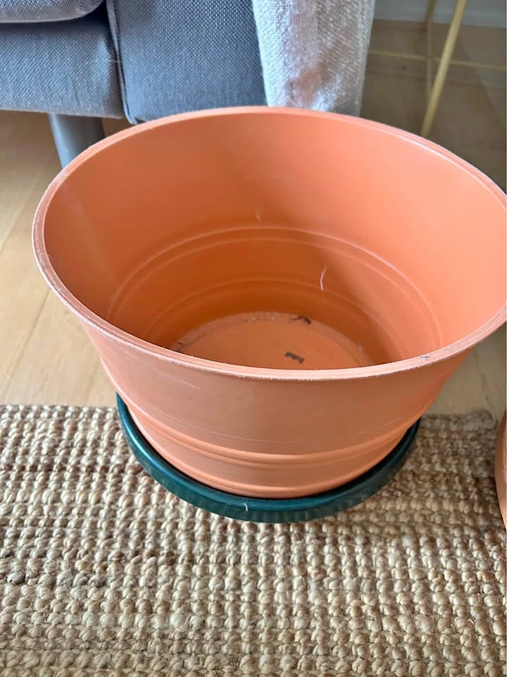 13 x 9“ Plastic Planter Pot with Saucer