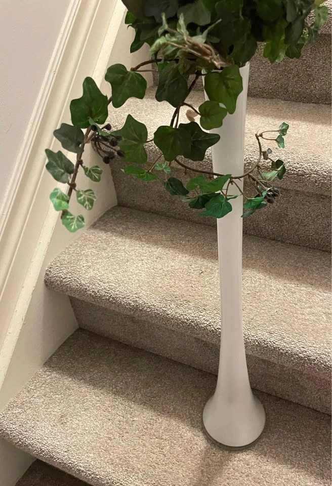 Beautiful fake flowers, ivy in white glass vase - photo 3