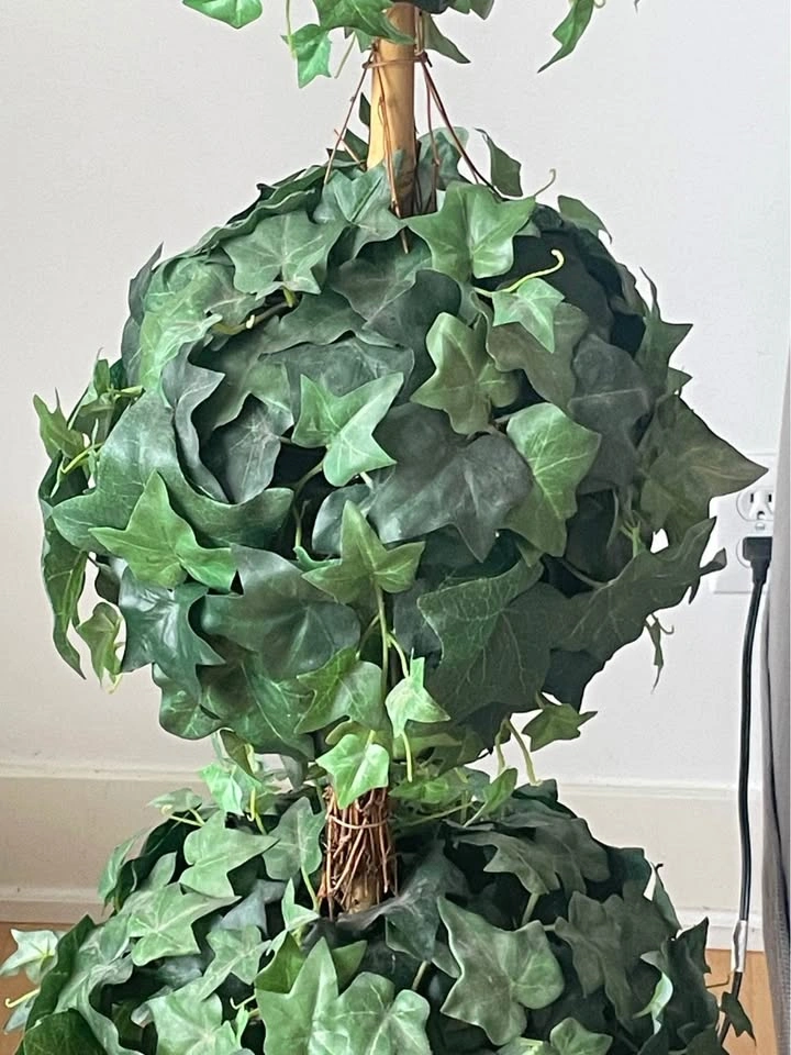 4 ft fake ivy decor in wicker planter - photo 3