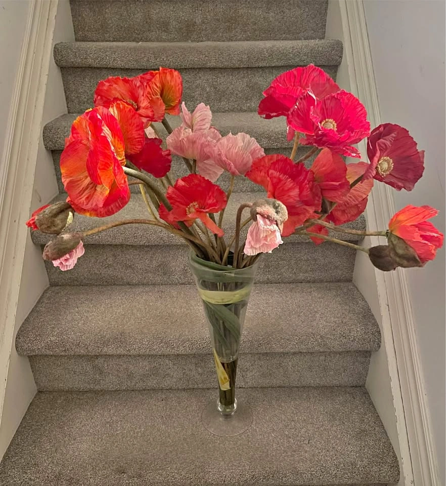 Beautiful 40“ tall fake poppies in glass vase