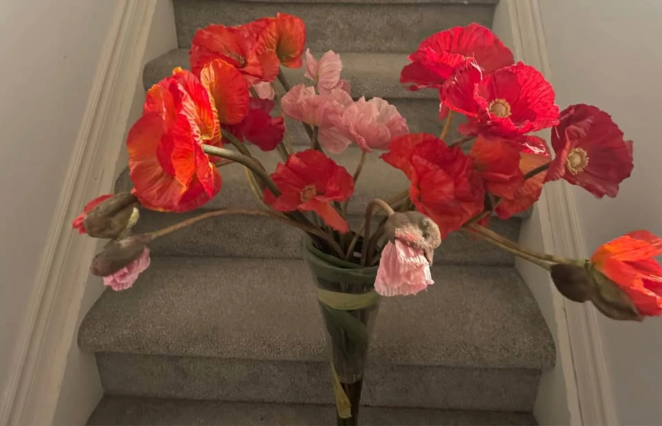 Beautiful 40“ tall fake poppies in glass vase - photo 2