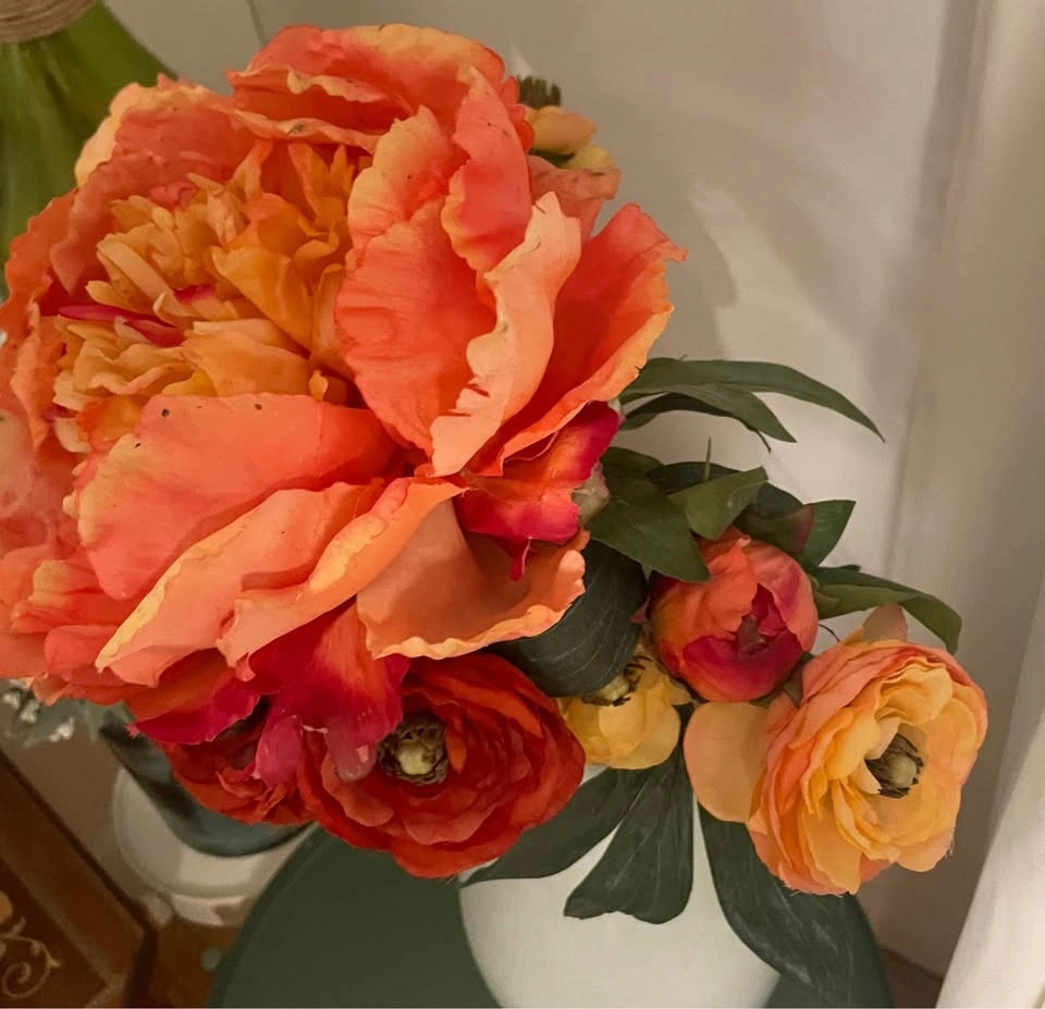 Gorgeous 28” fake ranunculus and peony flowers in glass vase - photo 3