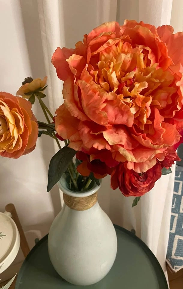 Gorgeous 28” fake ranunculus and peony flowers in glass vase - photo 4