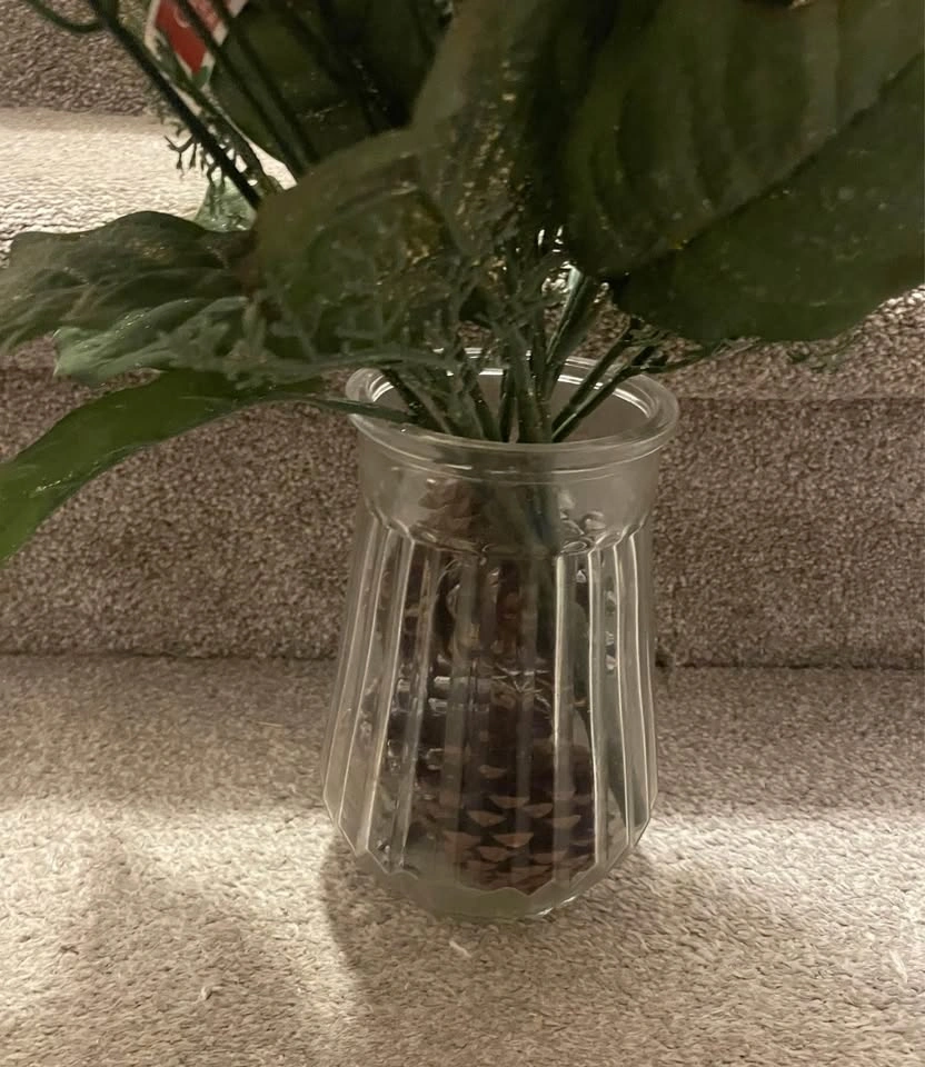 Beautiful fake poinsettias in vase - photo 2