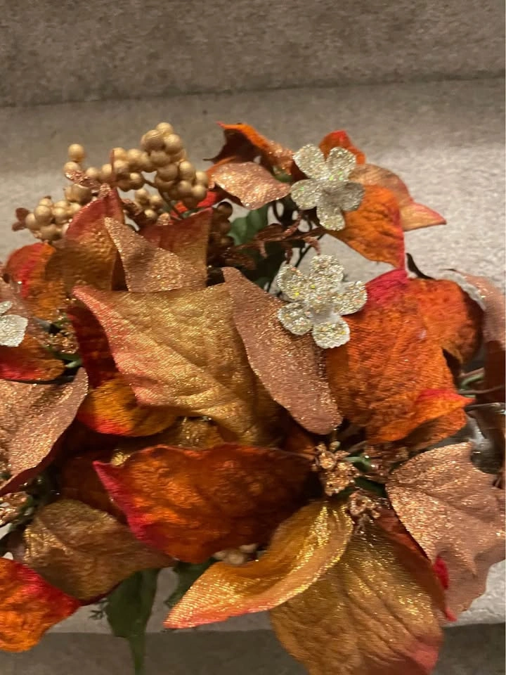 Beautiful fake poinsettias in vase - photo 3