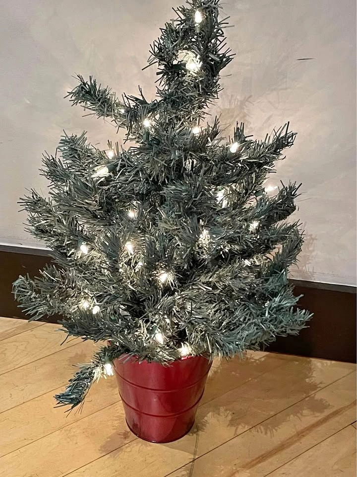 26” pre lit fake Christmas tree in red metal planter