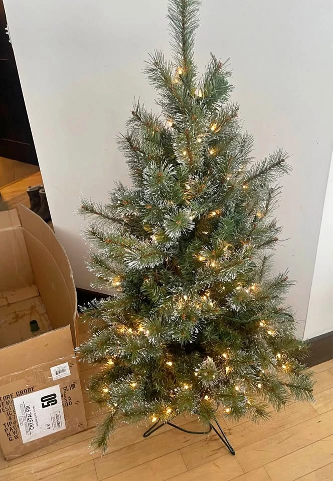 Gorgeous crystal fake 4.5‘ fir tree 200 lights