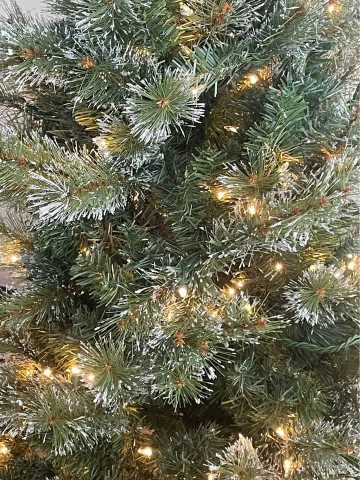 Gorgeous crystal fake 4.5‘ fir tree 200 lights - photo 2