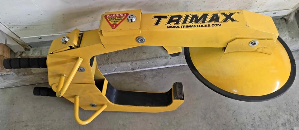 TRIMAX TCL75 Universal Wheel Chock Lock – Like New