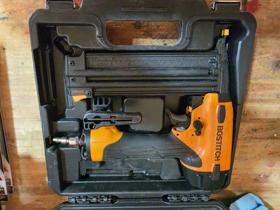 Bostitch BT1855K 18-Gauge Brad Nailer Kit – Like New - photo 2