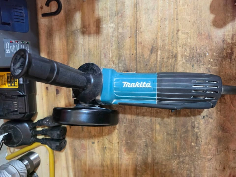 Makita GA4534 4-1/2" Angle Grinder – Like New - photo 2