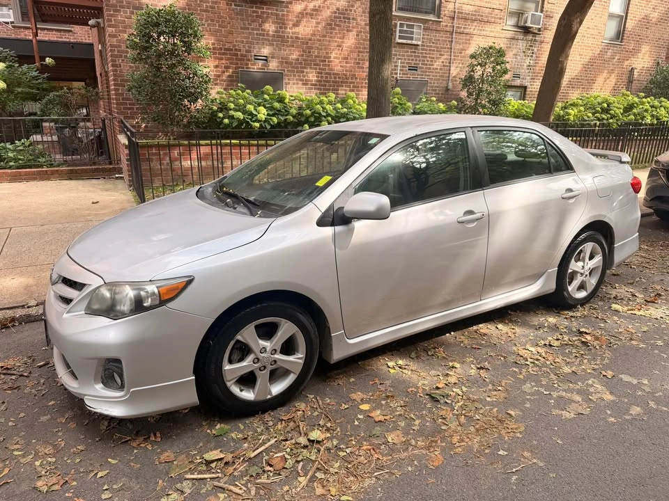 2011 Toyota Corolla S - photo 2