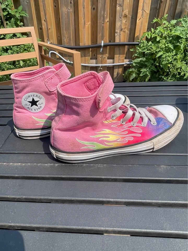 Converse Chuck Taylors Pink with flames youth size 3 - photo 2