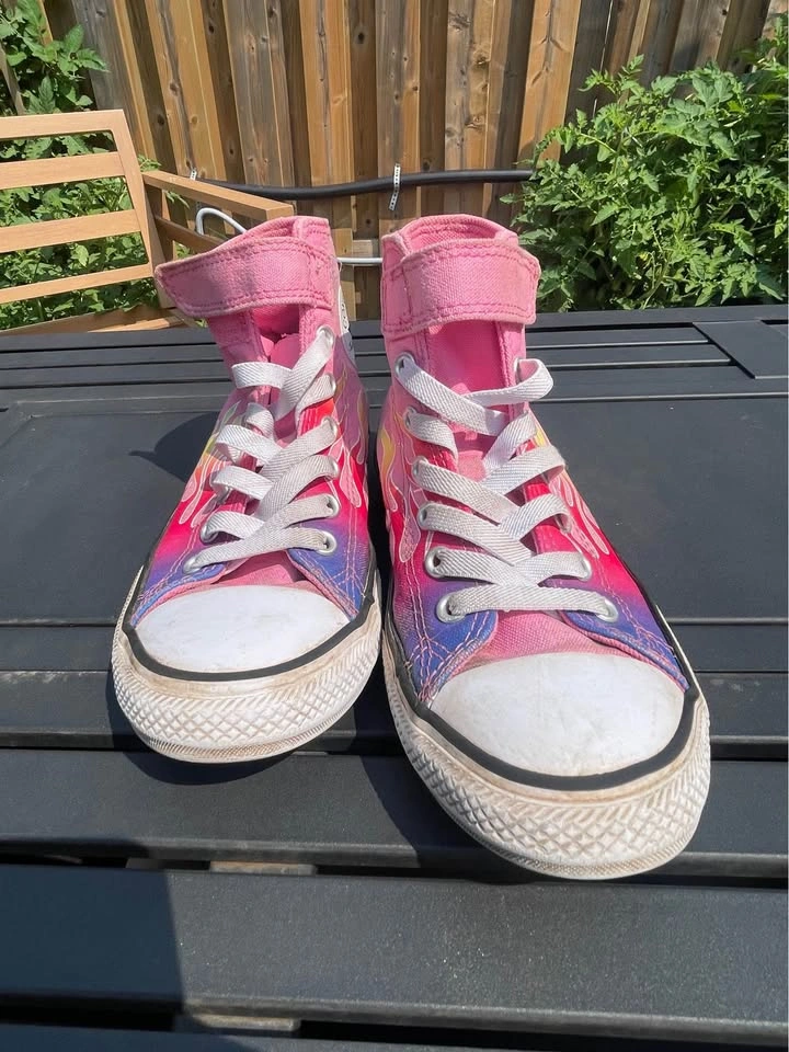 Converse Chuck Taylors Pink with flames youth size 3 - photo 4