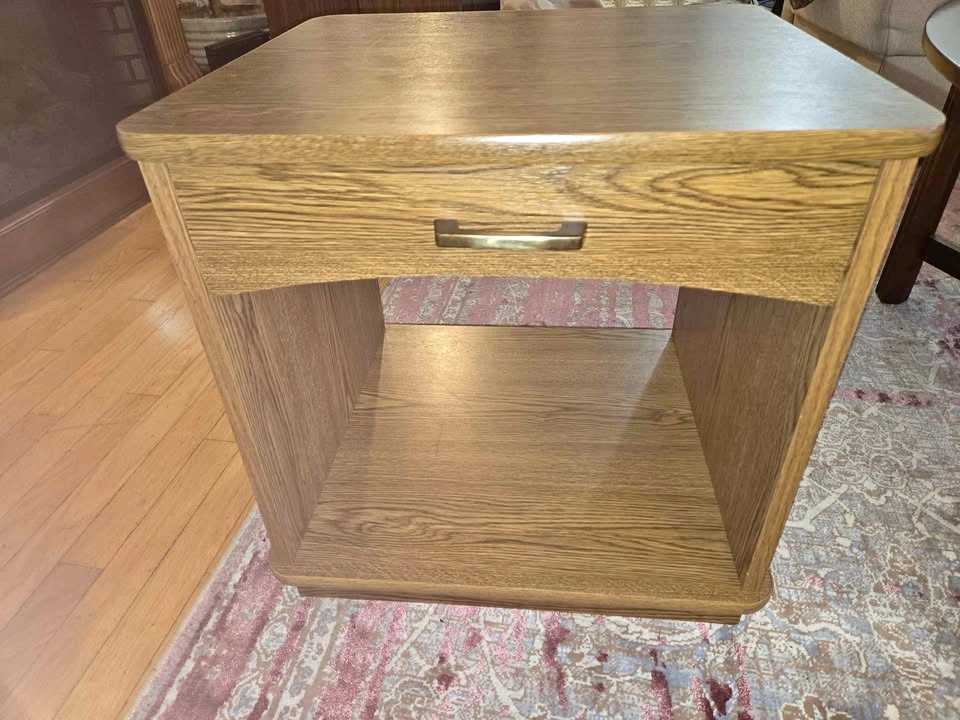 Small Oak-Look End Table / Record Player Stand / Nightstand