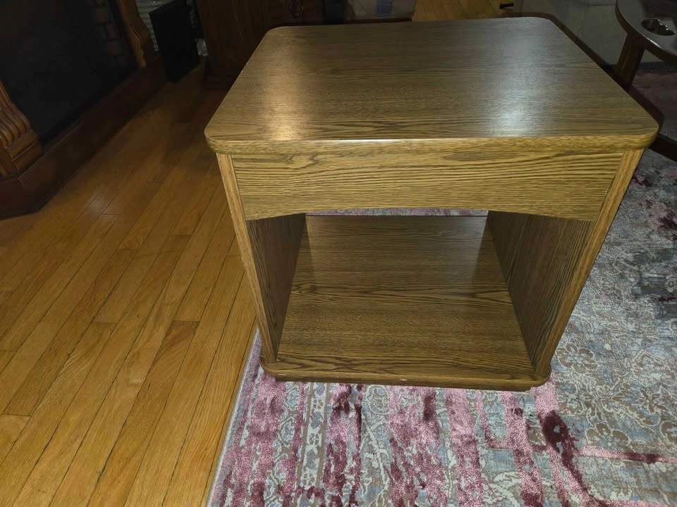 Small Oak-Look End Table / Record Player Stand / Nightstand - photo 3