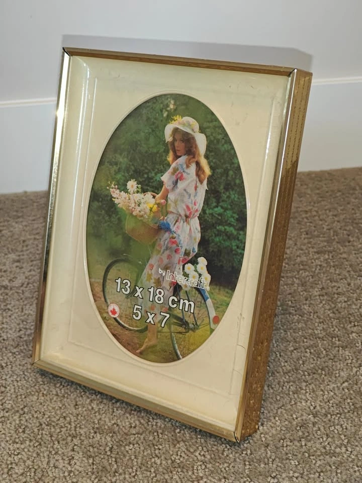 Vintage Intercraft Gold-Tone Brass & Cream 5x7 Photo Frame - photo 2