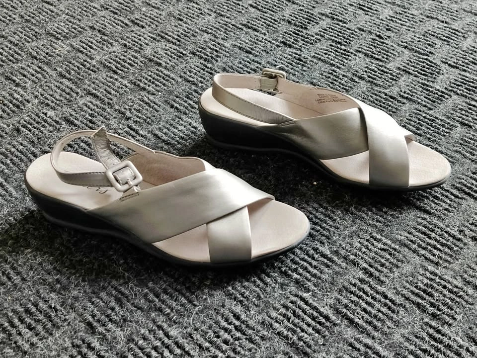 Women Trotters Criss-Cross Summer Sandals Mid Heel - Size 6.5