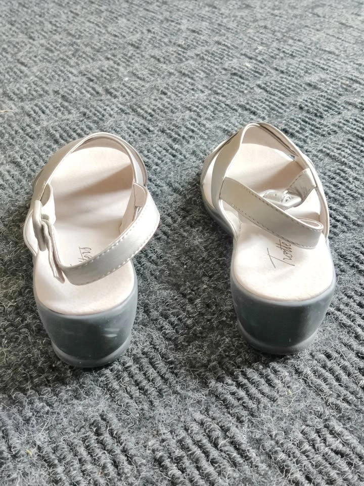 Women Trotters Criss-Cross Summer Sandals Mid Heel - Size 6.5 - photo 3