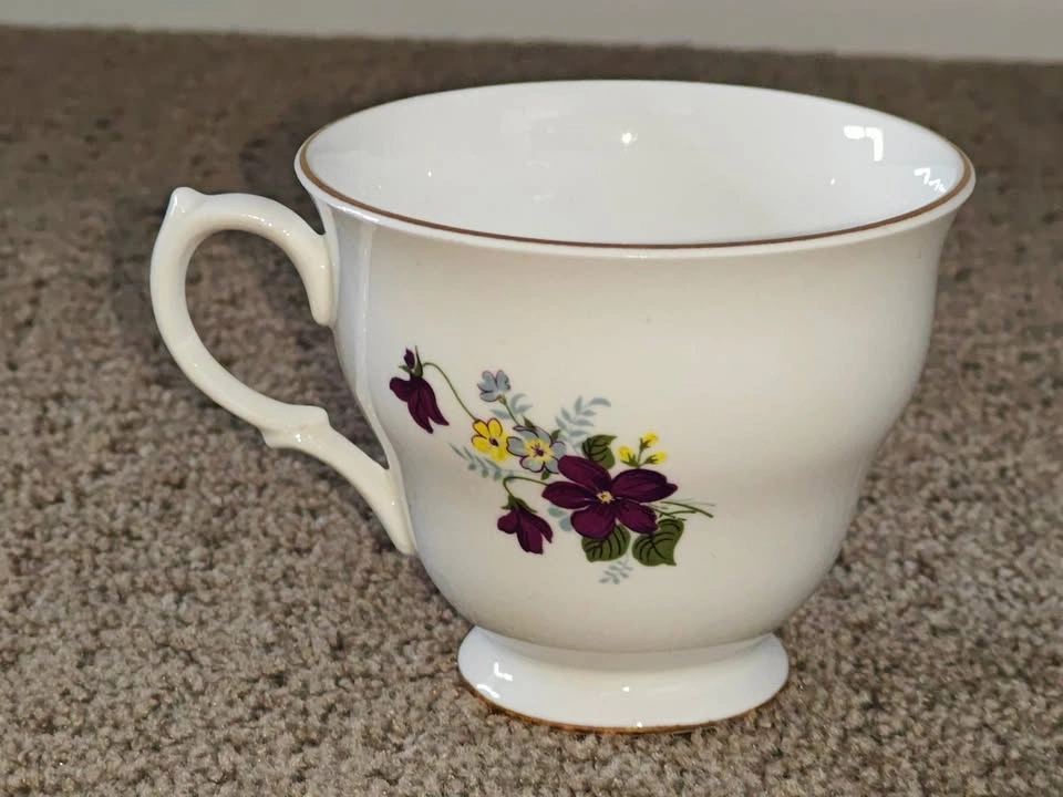 Vintage Tea Cup and Saucer Set - Royal Vale 8608 - Purple Flower - photo 5