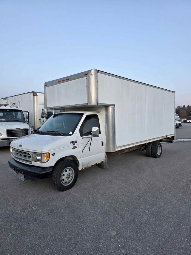 2002 Ford E450 Super Duty Box Truck
