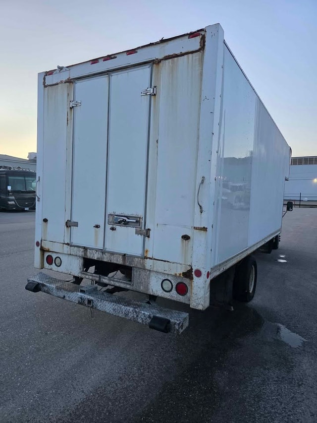 2002 Ford E450 Super Duty Box Truck - photo 3