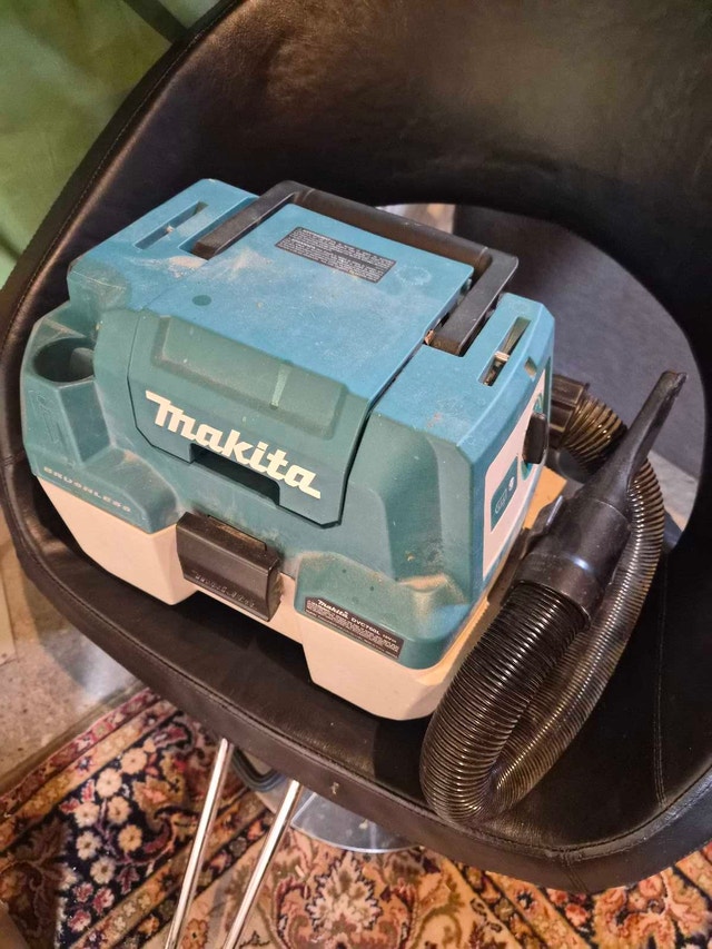 Makita 18 V wet dry vacuum