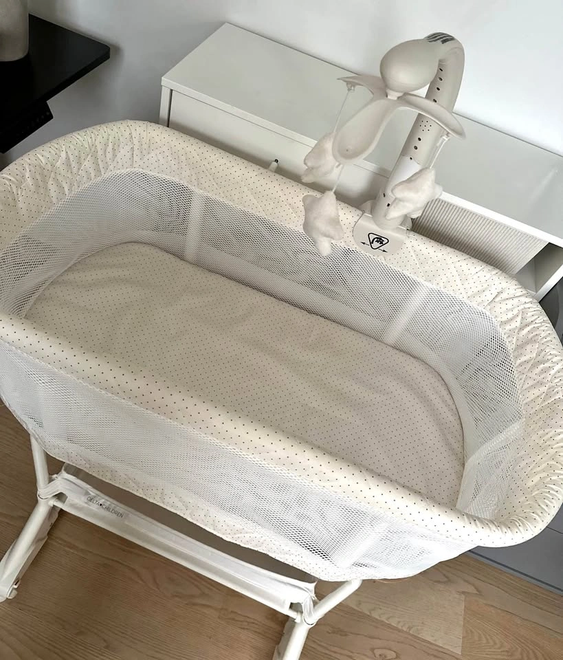 Delta Children Baby Bassinet with Mobile – Excellent Condition