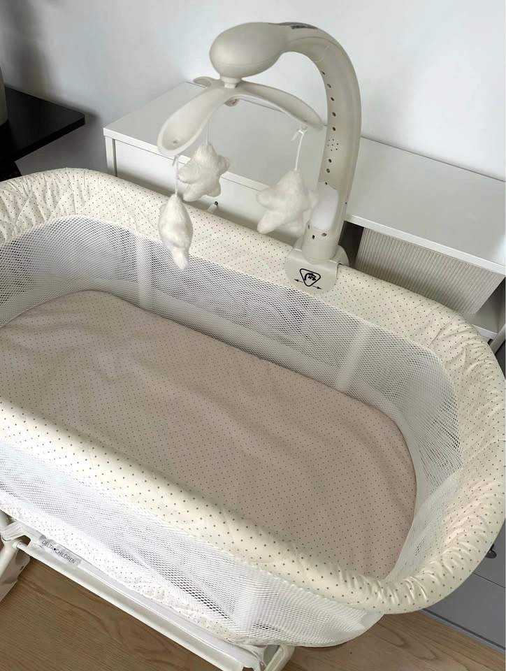 Delta Children Baby Bassinet with Mobile – Excellent Condition - photo 2