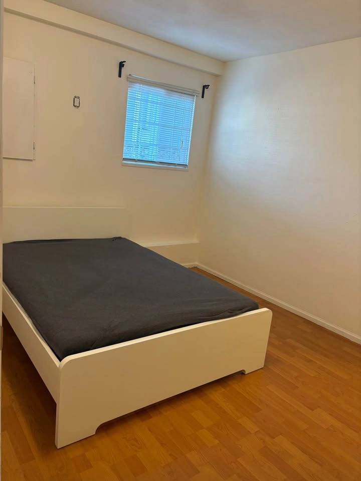 Private ground floor 2-bedroom suite near Main St - photo 4
