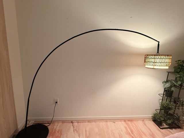 Large Arc Floor Lamp with Woven Shade – Black