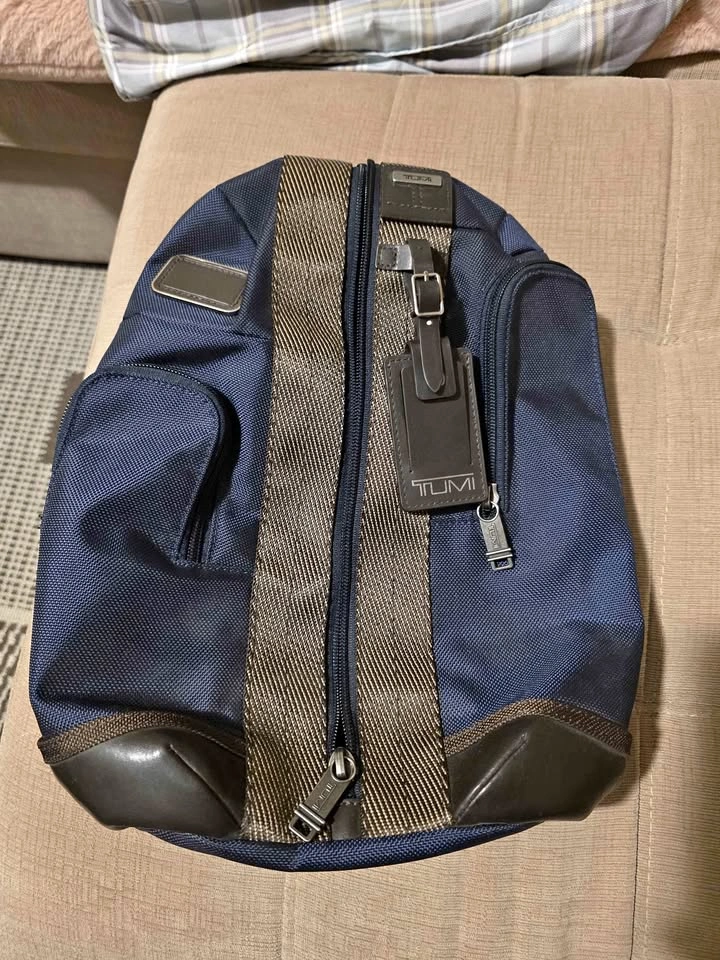 In New Condition TUMI Higgins Sling (Navy)