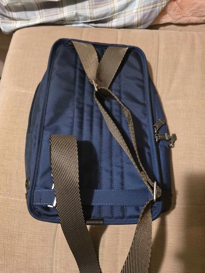 In New Condition TUMI Higgins Sling (Navy) - photo 2