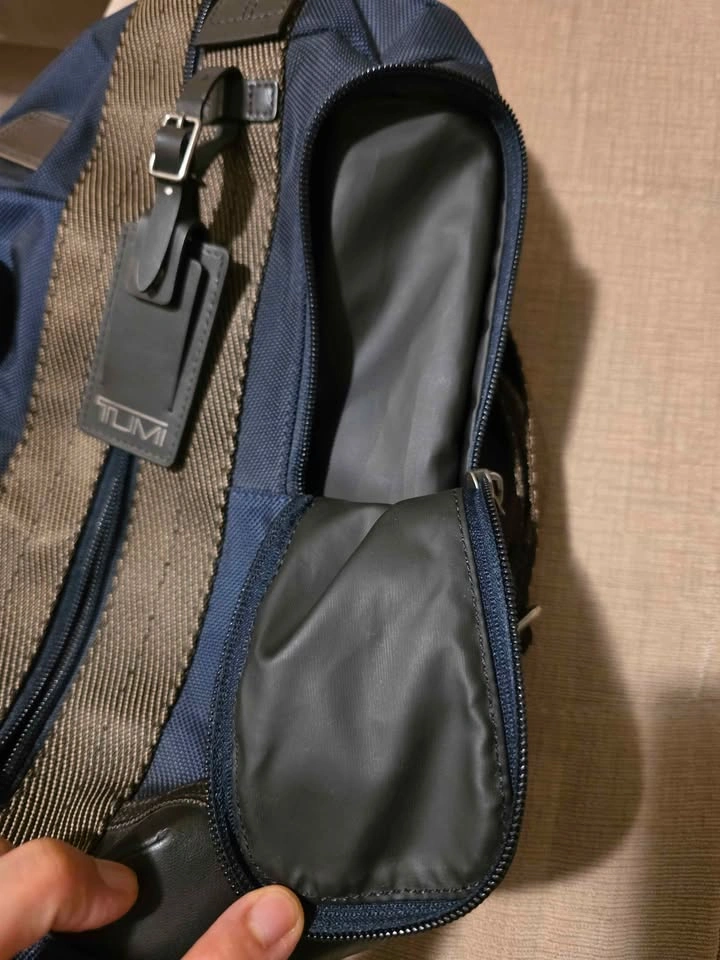 In New Condition TUMI Higgins Sling (Navy) - photo 3